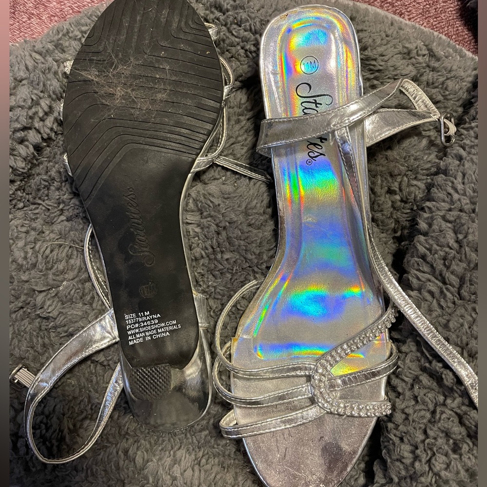 Statutes low heel silver strappy shoes